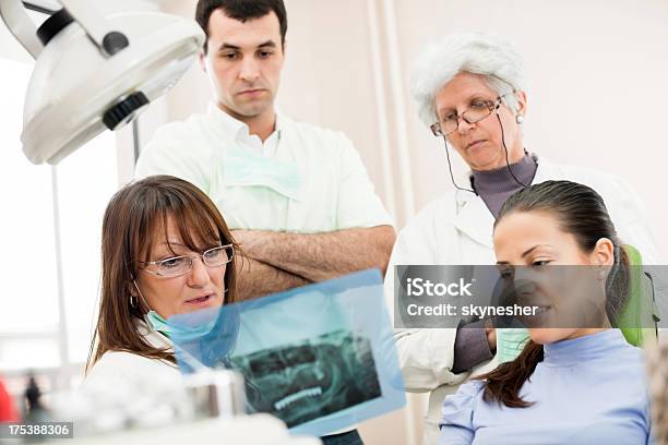 Dentista E Paciente Olhando Para A Radiografia De Dentes - Fotografias de stock e mais imagens de 30-39 Anos