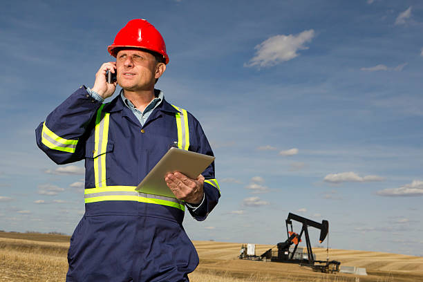 нефтяник и технологии - oil industry digital tablet manual worker mining стоковые фото и изображения