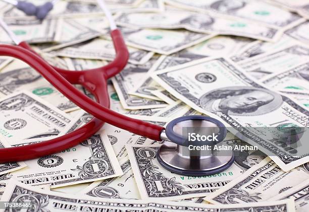 Estetoscópio Em Dólares - Fotografias de stock e mais imagens de Cuidados de Saúde e Medicina - Cuidados de Saúde e Medicina, Doutor, Nota de Dólar dos Estados Unidos