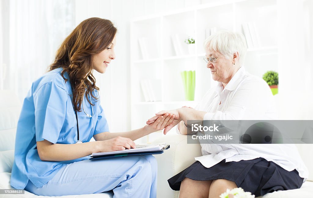 Доктор Проверка псориазом на пожилая женщина руку пациента. - Стоковые фото Псориаз роялти-фри