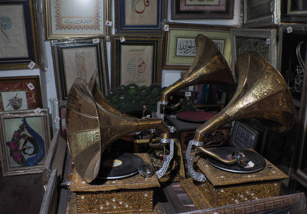gramofones bordados antigos vendidos no mercado de antiguidades - garage sale audio - fotografias e filmes do acervo