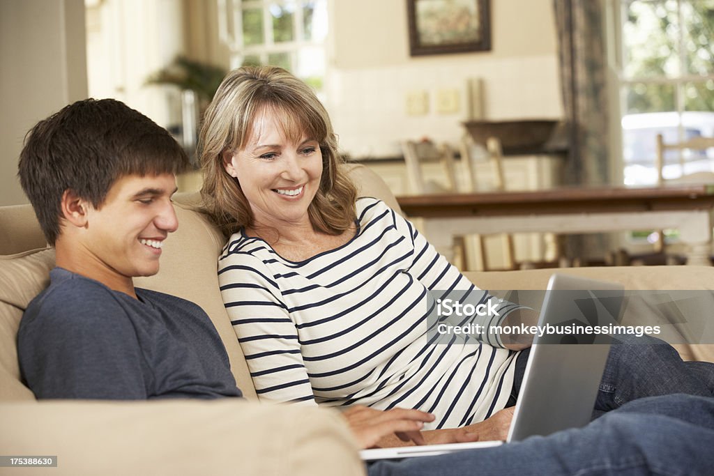 Mutter mit Teenager Sohn sitzt auf Sofa zu Hause fühlen - Lizenzfrei Teenager-Alter Stock-Foto