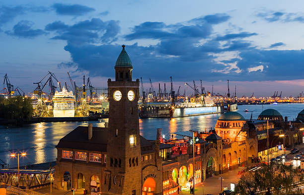 puerto de hamburgo, río elba - hamburg germany elbe river illuminated freight transportation fotografías e imágenes de stock