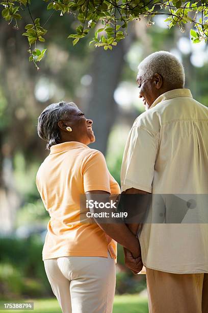 Photo libre de droit de Senior Couple Afroaméricain Tenant Les Mains banque d'images et plus d'images libres de droit de Troisième âge - Troisième âge, Couple senior, Marcher