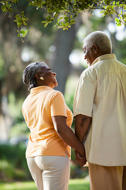 casal sênior afro-americano, segurando as mãos - couple mature adult action walking - fotografias e filmes do acervo