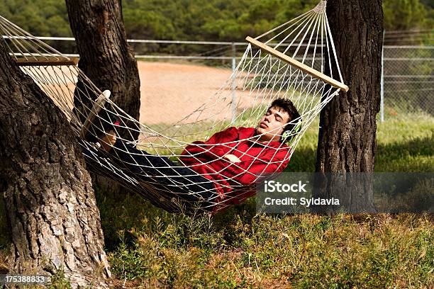 Foto de Rede e mais fotos de stock de Adolescente - Adolescente, Homens, Rede de dormir