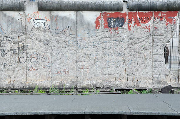 vecchio danneggiato parete - berlin wall foto e immagini stock