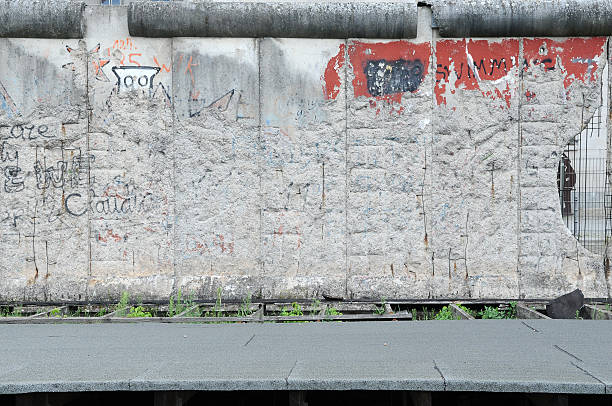 старый повреждения стена - berlin wall стоковые фото и изображения