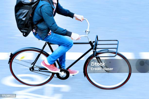 Kurier Na Rower Lane - zdjęcia stockowe i więcej obrazów Aktywny tryb życia - Aktywny tryb życia, Asfalt, Biały