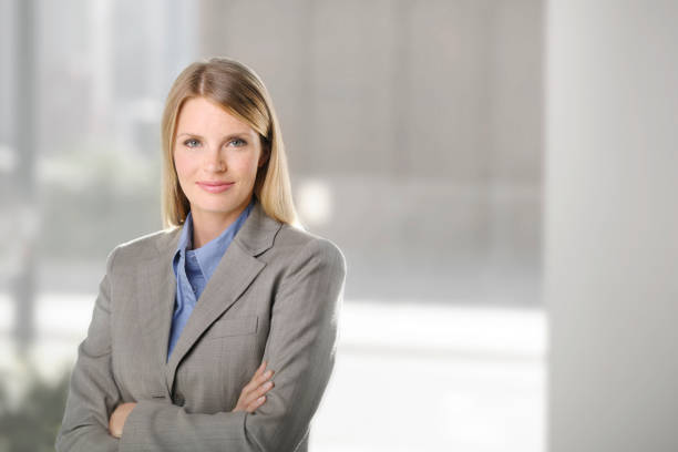 Sonriente Joven mujer de negocios - foto de stock