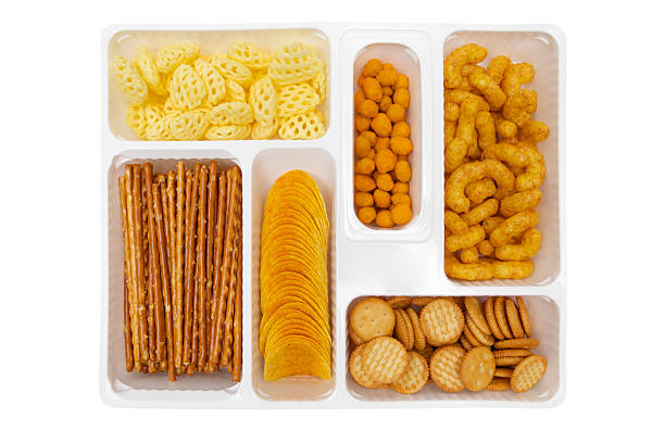 refrigerio caja de plástico - pretzel snack salty food fotografías e imágenes de stock