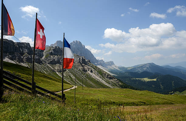 geislertal (montanhas odle) - swisse imagens e fotografias de stock