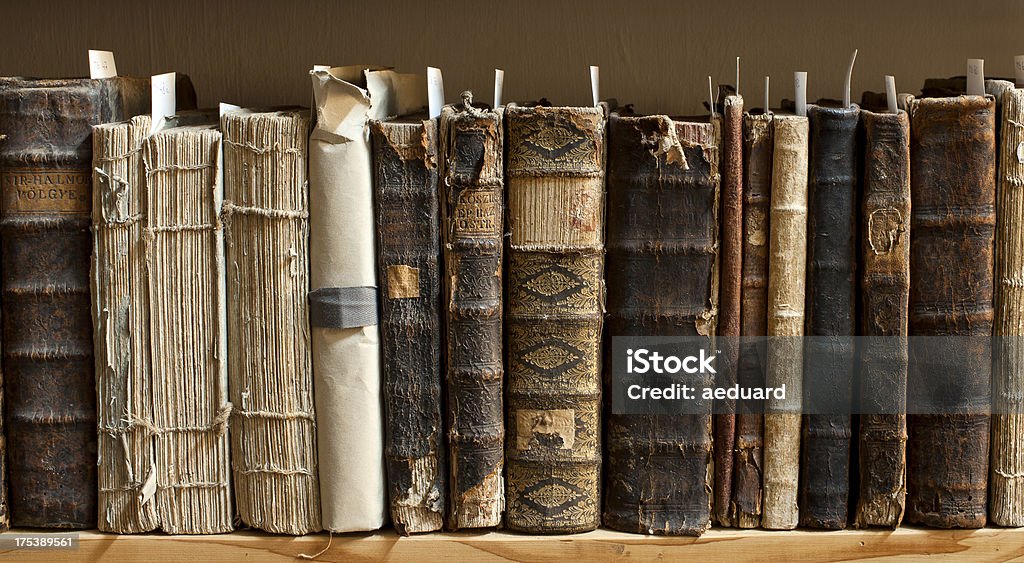 Livres anciens dans une bibliothèque - Photo de Livre libre de droits