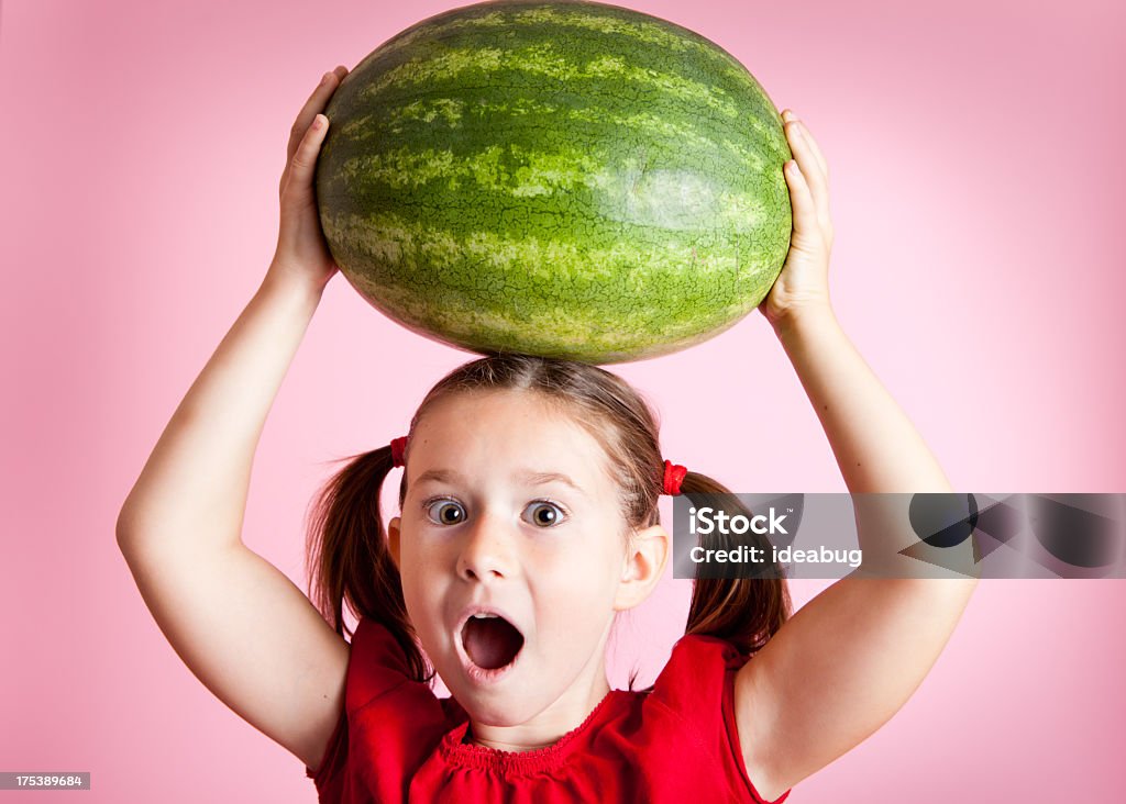 깜짝이야/흥분된다 소녀 쥠 워터멜론 자신의 머리 위에 - 로열티 프리 과일 스톡 사진