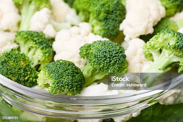Tigela De Raw Em Bróculos E Couveflor - Fotografias de stock e mais imagens de Alimentação Saudável - Alimentação Saudável, Branco, Brócolo