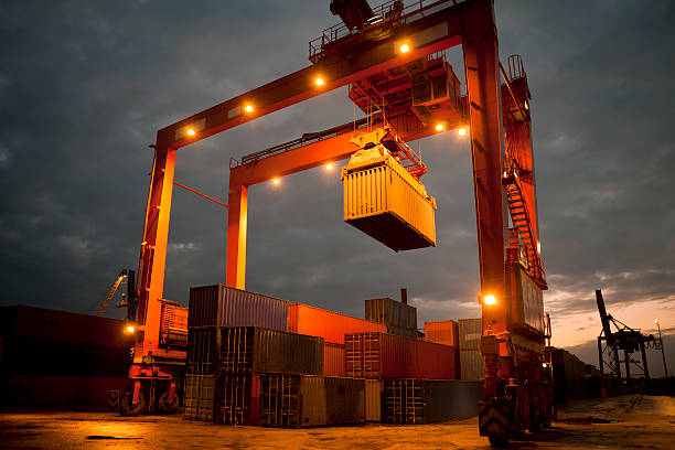 overhead crane - red shipping freight transportation cargo container stock-fotos und bilder