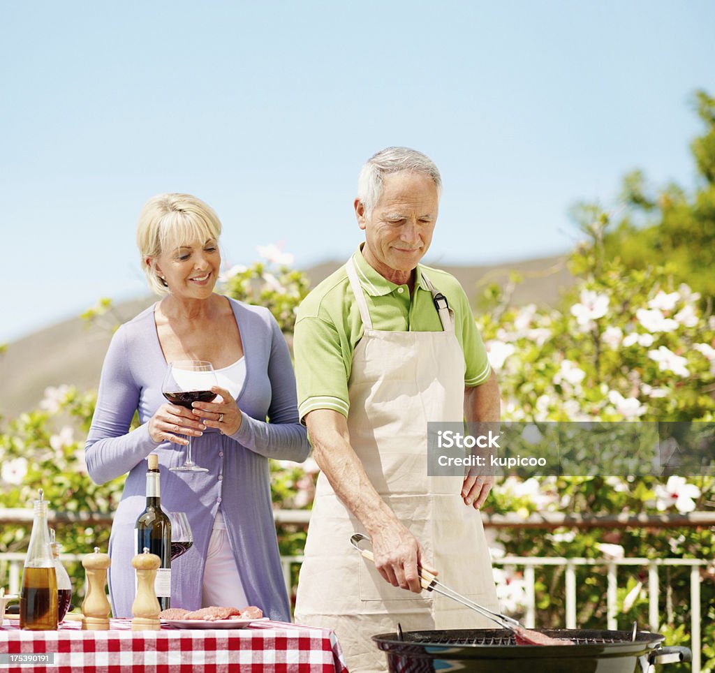 Para gotowania na grill - Zbiór zdjęć royalty-free (Aktywni seniorzy)