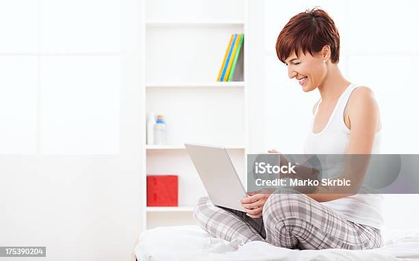 Foto de Chating No Laptop Segurando Uma Xícara e mais fotos de stock de 20 Anos - 20 Anos, Aconchegante, Adulto