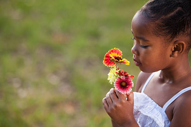 menina com vestido de verão com flores - child little girls single flower flower - fotografias e filmes do acervo