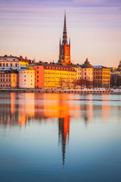 stockholm, suède. coucher de soleil sur la vieille ville de gamla stan - stadsholmen photos et images de collection