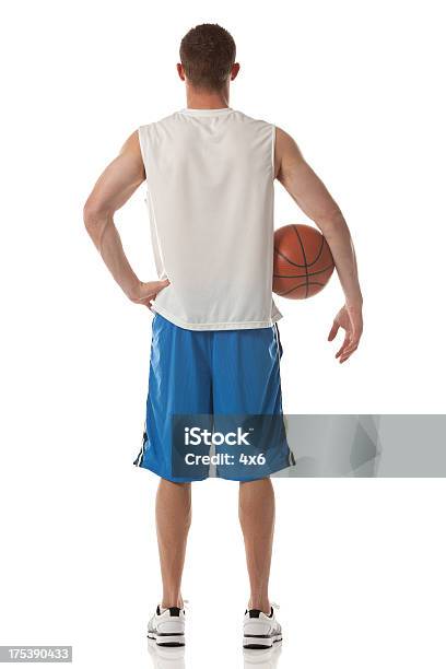 Vista Posteriore Di Sport Che Tiene Un Pallone Da Pallacanestro - Fotografie stock e altre immagini di Basket
