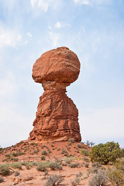 roca equilibrada - travel famous place balanced rock beauty in nature fotografías e imágenes de stock