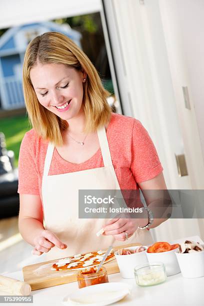 Felice Donna Caucasica Preparando La Pizza - Fotografie stock e altre immagini di Caucasico - Caucasico, Donne, Fungo commestibile