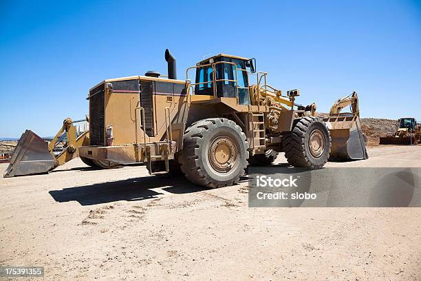 Foto de Heavy Maquinaria Estacionados e mais fotos de stock de Areia - Areia, Buldôzer, Cascalho