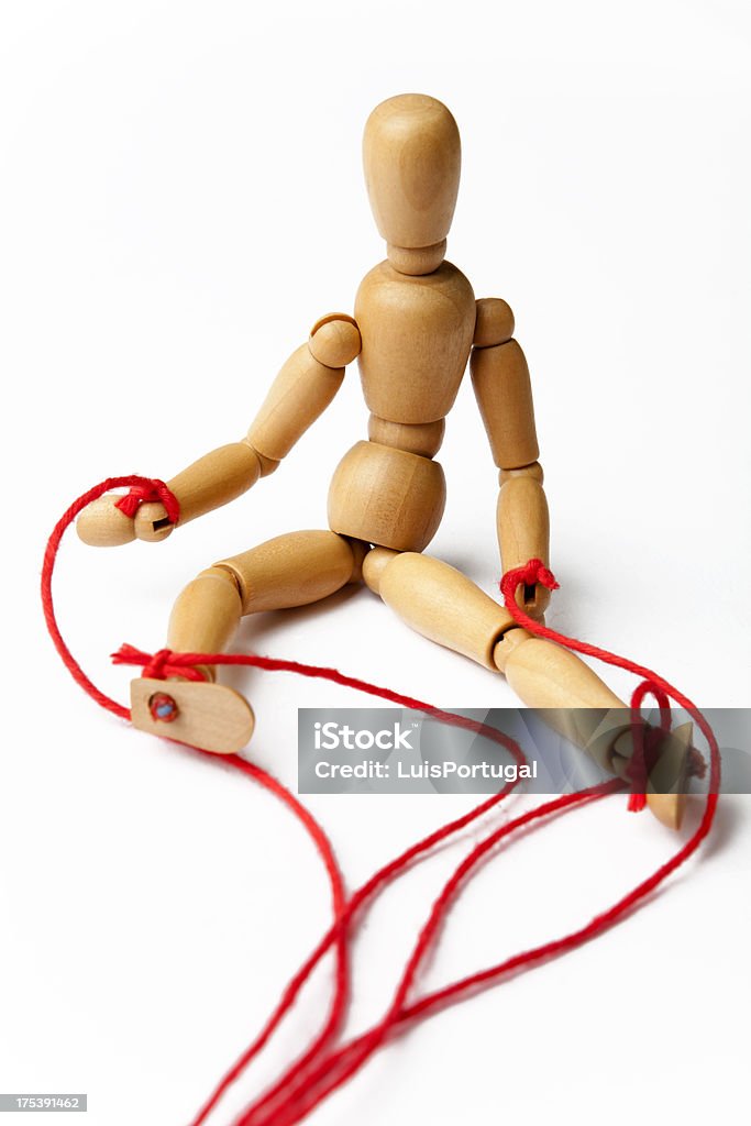 Figura di legno intrappolata in un rosso corda - Foto stock royalty-free di Marionetta