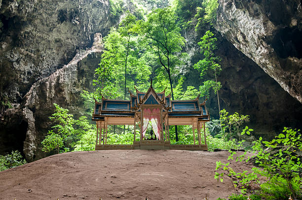 kuha karuhas pavillon em phraya de cave, tailândia - phraya nakhon cave imagens e fotografias de stock