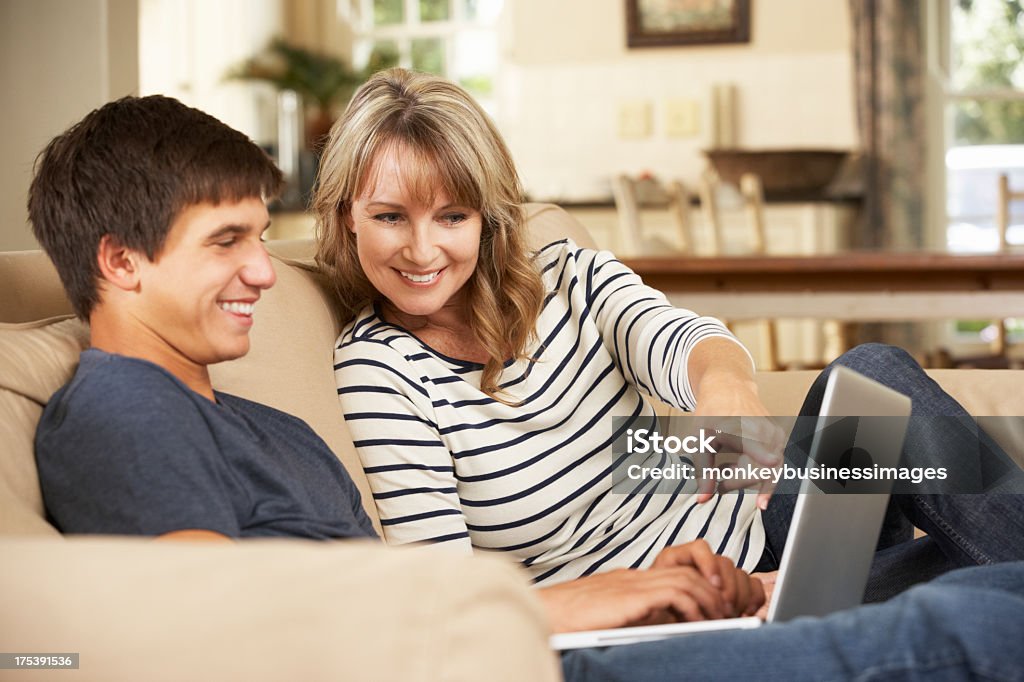 Matka i nastoletni Syn siedzi na kanapie w domu - Zbiór zdjęć royalty-free (Nastolatek)