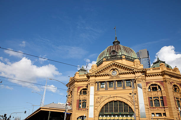 メルボルンのフリンダースストリート駅のオーストラリア - transportation public transportation melbourne victoria state ストックフォトと画像