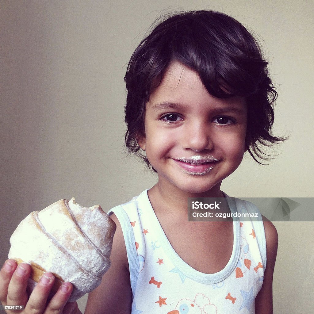 Kind isst Kuchen und Süßwaren - Lizenzfrei Kind Stock-Foto
