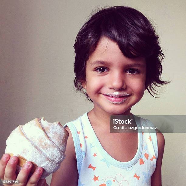 Kind Isst Kuchen Und Süßwaren Stockfoto und mehr Bilder von Kind - Kind, Croissant, 4-5 Jahre
