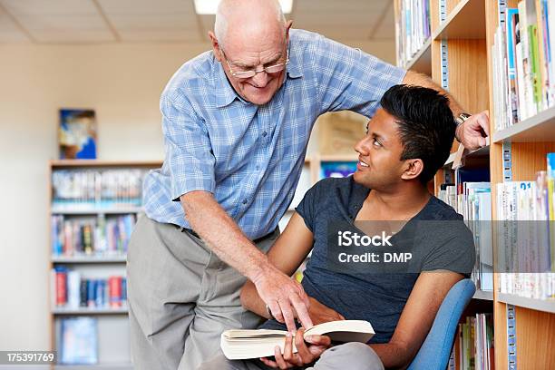 Este Profesor Ayudando A Adolescente Estudiante En La Biblioteca Foto de stock y más banco de imágenes de Biblioteca