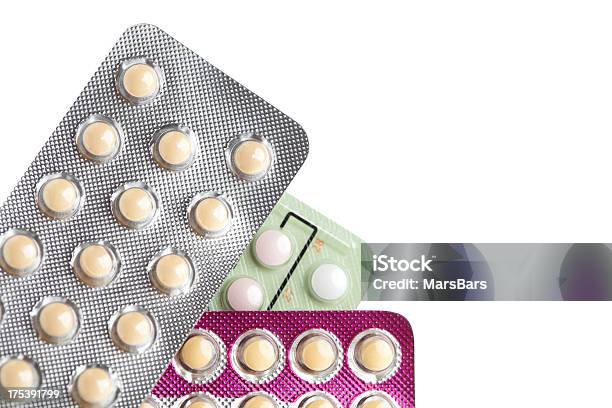 Foto de Controle De Nascimento Pílulas Isoladas No Branco e mais fotos de stock de Contraceptivo - Contraceptivo, Pílula anticoncepcional, Educação Sexual