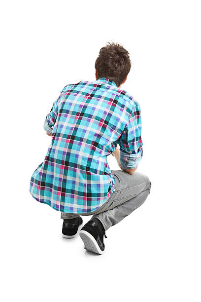 若いハンサムな男性 - crouching ストックフォトと画像