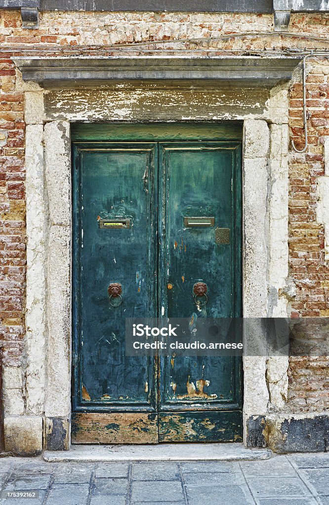 Old verde porta. Imagem a cores - Foto de stock de Acabado royalty-free