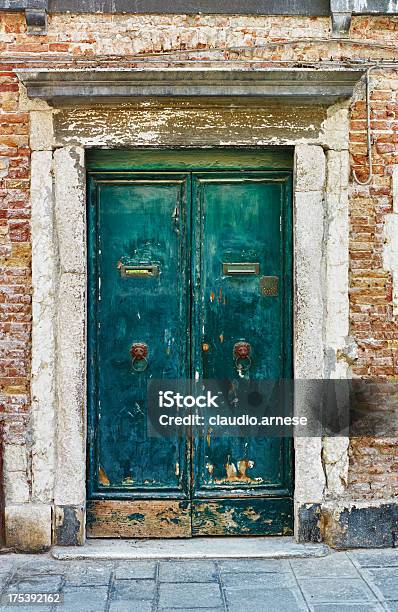 Foto de Old Verde Porta Imagem A Cores e mais fotos de stock de Acabado - Acabado, Antigo, Antiguidade