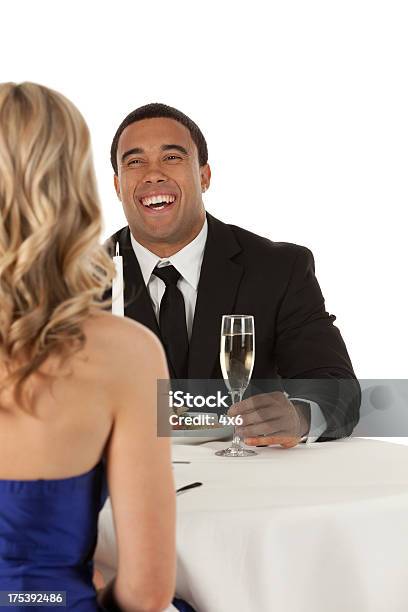 Romantisches Paar Beim Abendessen Stockfoto und mehr Bilder von Warmes Abendessen - Warmes Abendessen, Zusammenhalt, Alkoholisches Getränk