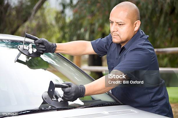 Auto Reparación De Vidrio De Reemplazo Foto de stock y más banco de imágenes de Coche - Coche, Cristal - Material, Instalar