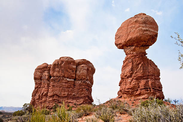 ausgewogene und schinken rocks - usa arches national park balanced rock colorado plateau stock-fotos und bilder