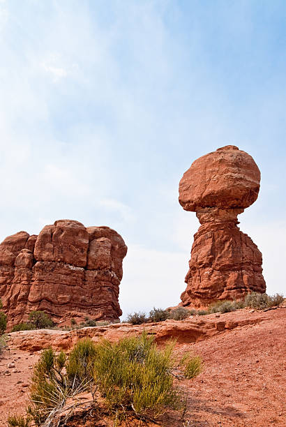 ausgewogene und schinken rocks - usa arches national park balanced rock colorado plateau stock-fotos und bilder