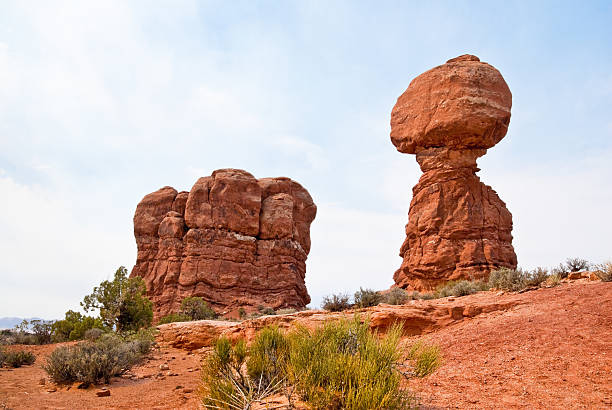 équilibrée et jambon rocks - usa arches national park balanced rock colorado plateau photos et images de collection