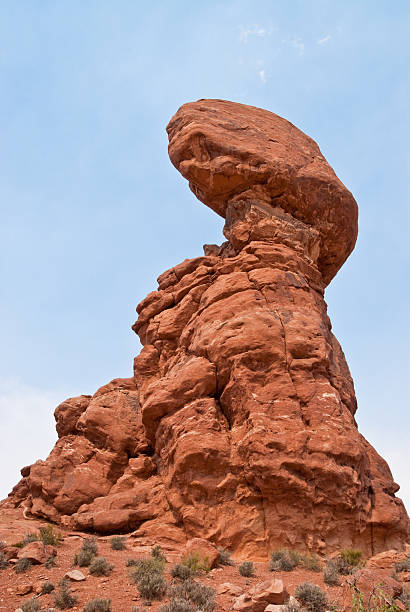 le rocher équilibré - usa arches national park balanced rock colorado plateau photos et images de collection