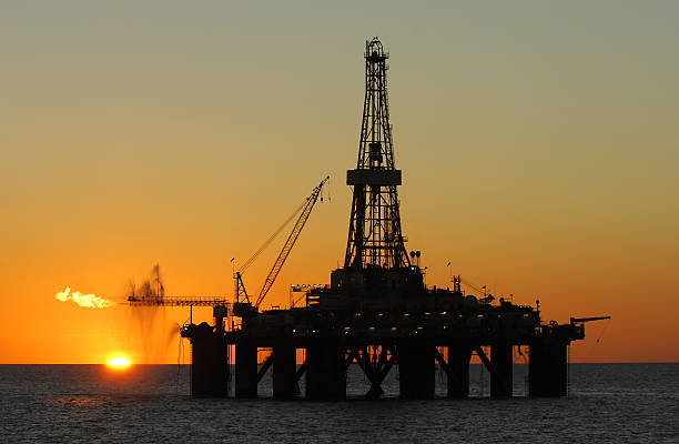 해양수 엔진오일 삭구를 장비하다 실루엣 보세요. - oil rig sea remote oil industry 뉴스 사진 이미지