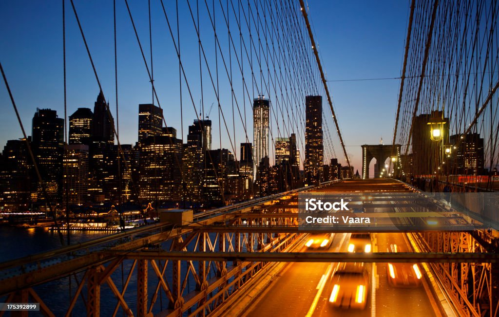 Ponte de Brooklyn de tráfego - Royalty-free Anoitecer Foto de stock