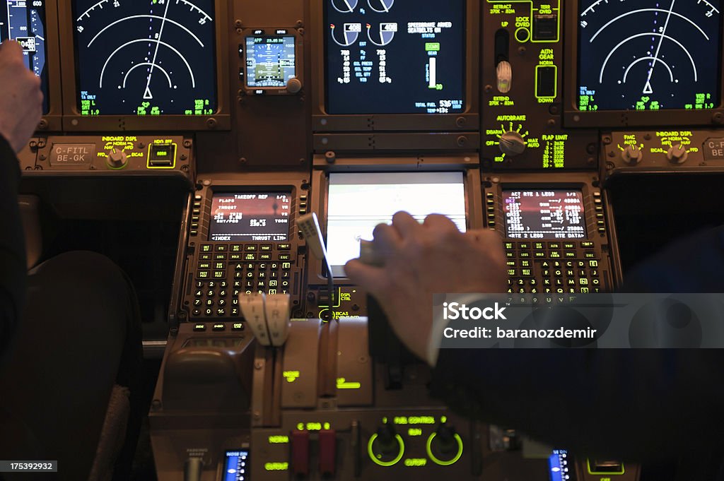 Pilotos en la cabina de piloto - Foto de stock de Actividad libre de derechos