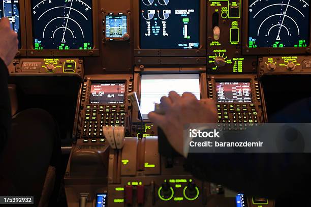 Пилоты В Кокпит — стоковые фотографии и другие картинки Flight Instruments - Flight Instruments, Авиакосмическая промышленность, В помещении