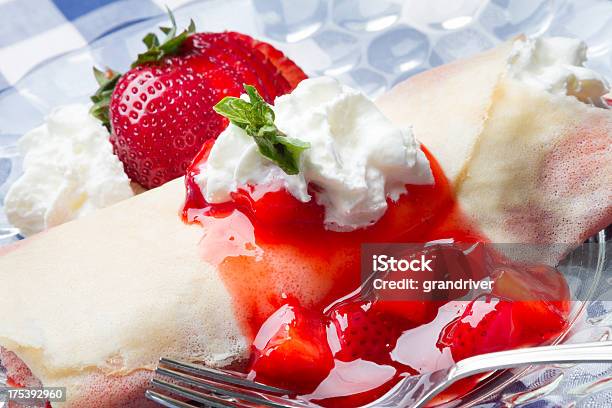 Erdbeerkuchen Stockfoto und mehr Bilder von Aufschäumen - Aufschäumen, Backen, Beere - Obst